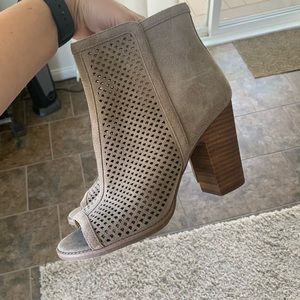 Lucky Brand cut out open toe heeled booties taupe size 9.5
